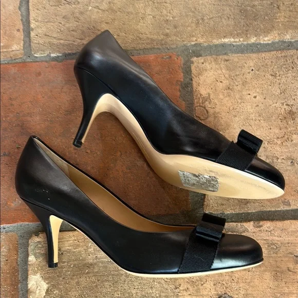 Vintage Salvatore Ferragamo Vara Black Heels with Gold Bow Grosgrain Ribbon EPOC - Picture 3 of 7